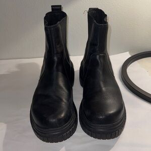 Used Sorel Women’s Black Leather Boots size 10